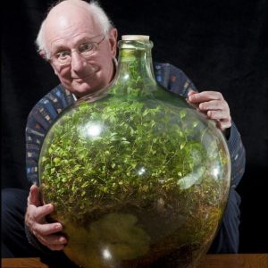 Φυτά μεγαλώνουν σε σφραγισμένη μπουκάλα από το 1960!
